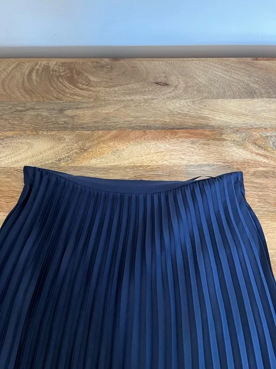 J. Crew Gwyneth Pleated Slip Skirt Navy size medium - Picture 5 of 7